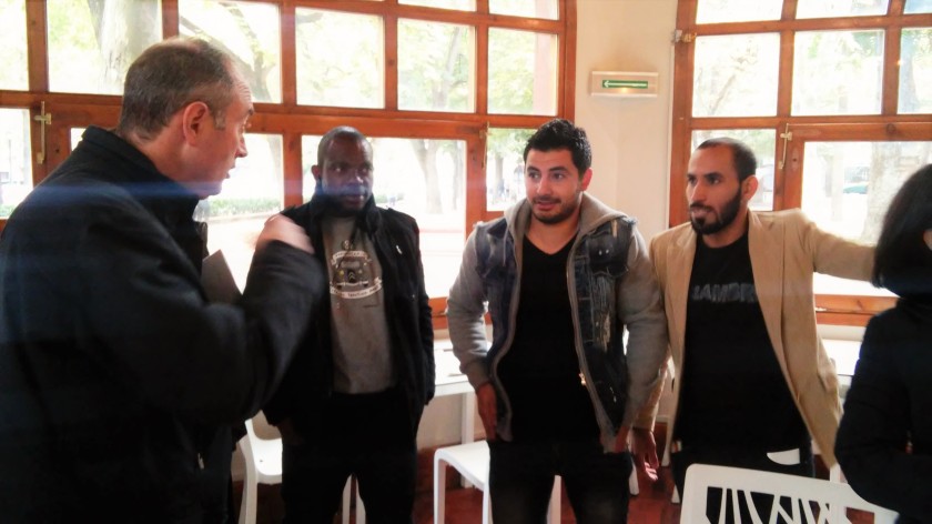 Tras unas dos horas de conversación, los refugiados propusieron dar un paseo por Pamplona. En la imagen, el coordinador de la actividad Santiago Martínez (izquierda) y los refugiados Jacques (centro izquierda), Abdul Khader (centro derecha) y Youssef (derecha). ANTONIO GARCÍA / PAMPLONA
